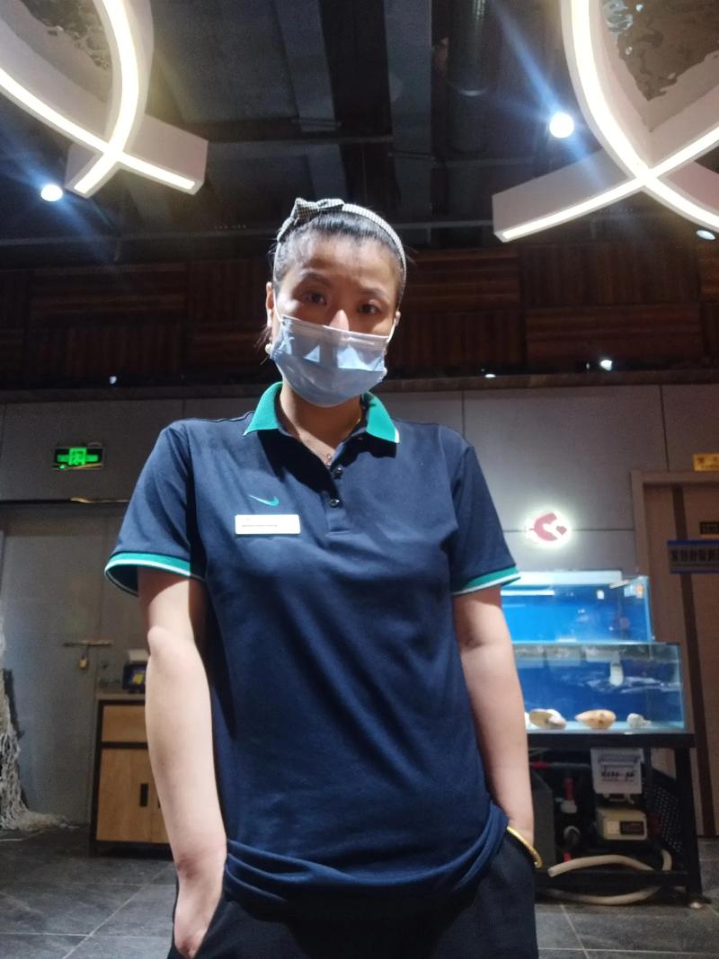 你问我是什么样的人,我也不知道,就是穿上围裙就能杀鱼赚钱的女